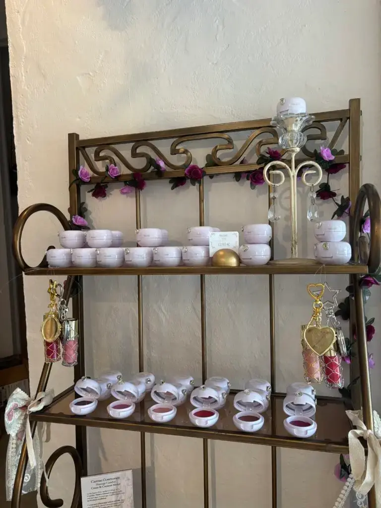 Présentoir de créations Maison Damsel dans l’atelier-boutique du Castellet