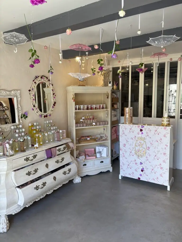 Intérieur de l’atelier-boutique Maison Damsel au Castellet
