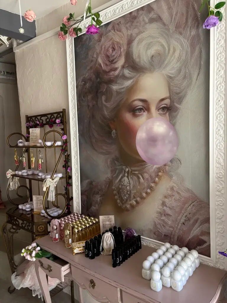 Portrait de Marie-Antoinette dans l’atelier-boutique Maison Damsel au Castellet
