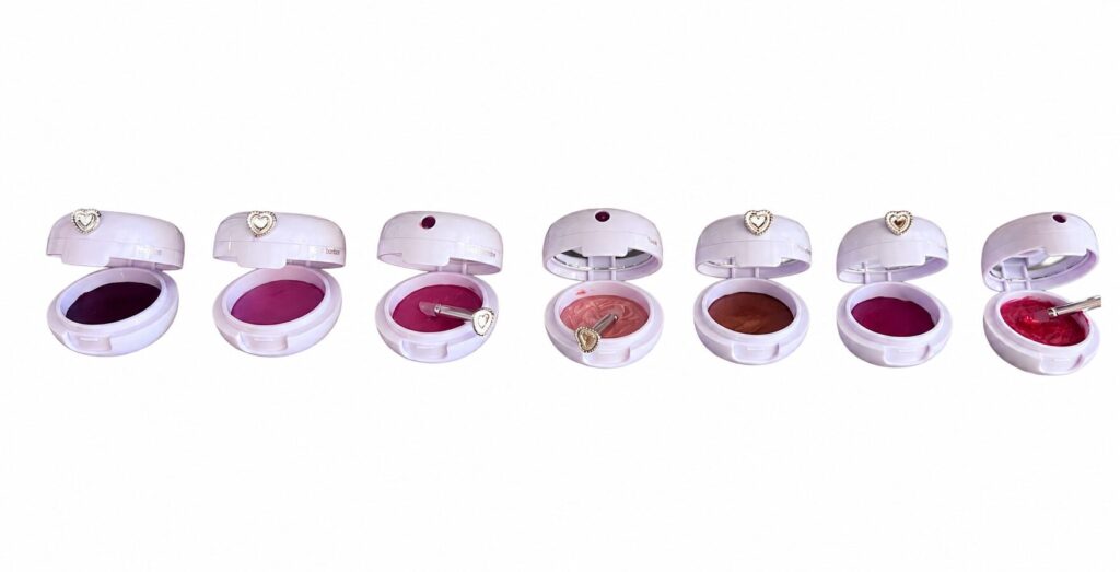 Les sept teintes des baumes à lèvres satinés en pot Maison Damsel