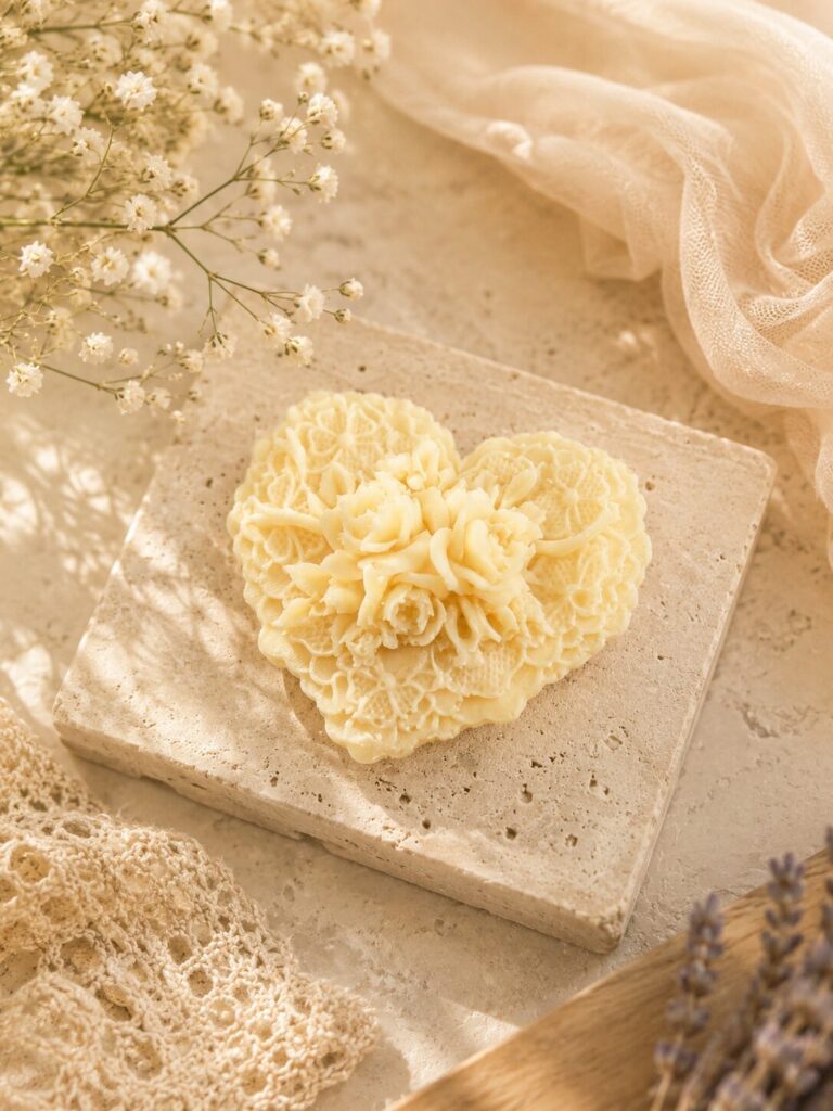 Savon surgras artisanal en forme de cœur fleuri Maison Damsel